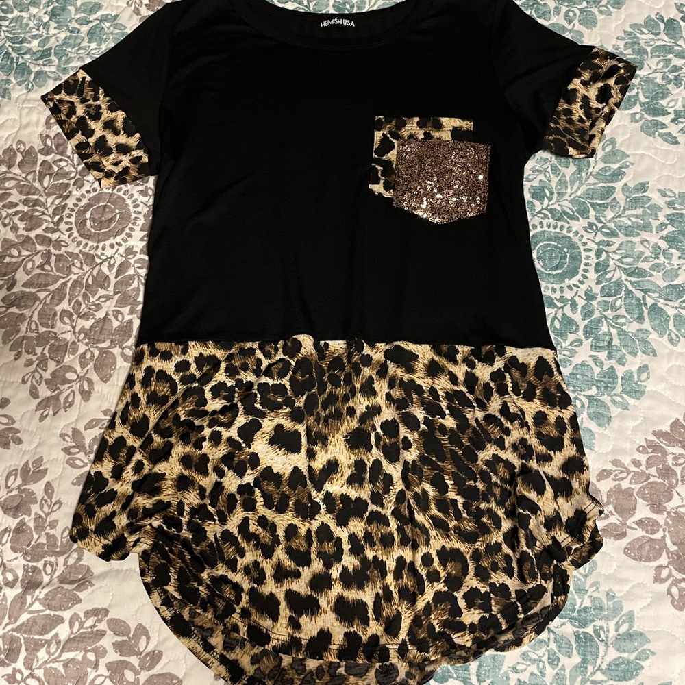 🐆Brand new leopard boutique shirt with sequins!🌼
